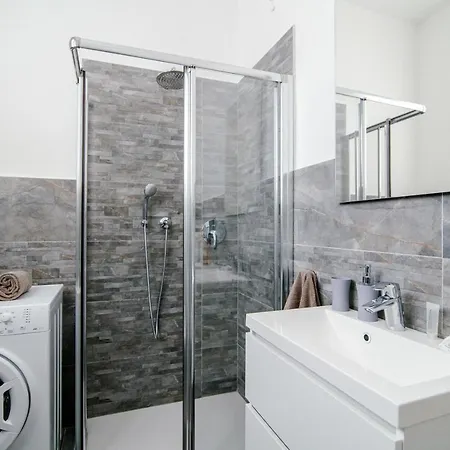 Bright - The House Of Travelers * Como